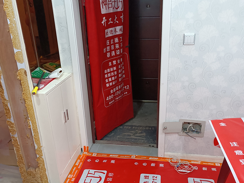 乳膠漆墻面裂縫怎么辦？墻面翻新要如何解決墻面問(wèn)題